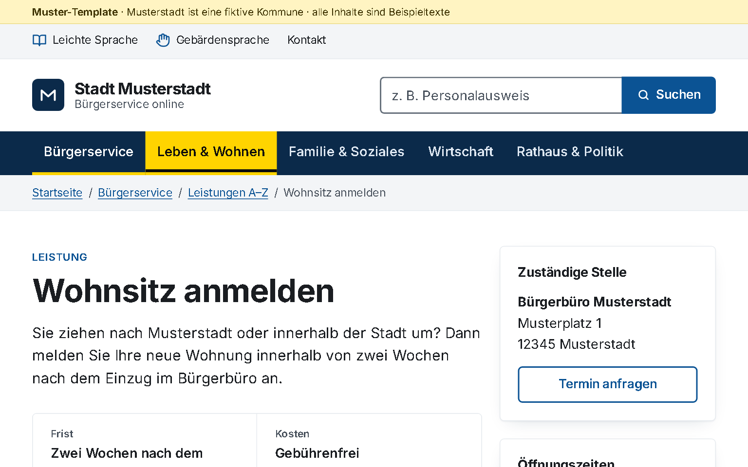 Das Template am Rechner: Kopf der fiktiven Stadt Musterstadt mit Servicezeile (Leichte Sprache, Gebärdensprache), Suche und Hauptnavigation, darunter die Leistungsseite „Wohnsitz anmelden“ mit Seitenleiste. Der Tastaturfokus liegt gelb hinterlegt auf „Leben & Wohnen“.